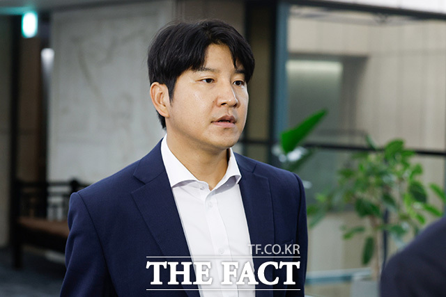 회의장에 입장하는 박주호 해설위원.