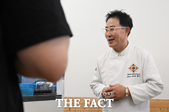 매장을 찾은 손님들과 대화하는 임 셰프.
