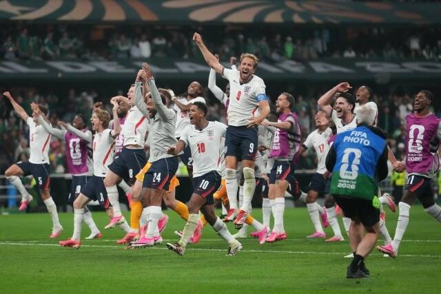 6일(한국시간) 멕시코시티에서 열린 2026 FIFA 월드컵 16강전에서 멕시코를 꺾고 8강 진출을 확정한 잉글랜드 선수들이 승리를 자축하고 있다. /AP.뉴시스