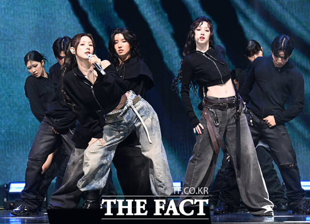그룹 아이들 민니와 미연, 소연, 우기, 슈화(왼쪽부터)가 6일 오후 서울 광진구 예스24 라이브홀에서 열린 미니9집 '위 메이드' 쇼케이스에서 '크로우' 무대를 선보이고 있다. /이새롬 기자