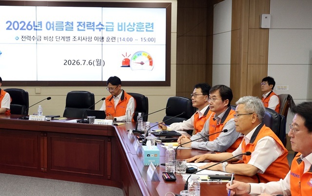 김동철 한국전력 사장(오른쪽 두번째) 등이 6일 본사 재난종합상황실에서 기후부, 전력거래소 및 전국 15개 지역본부가 동시에 참여하는 전력수급 비상훈련을 벌였다. /한국전력