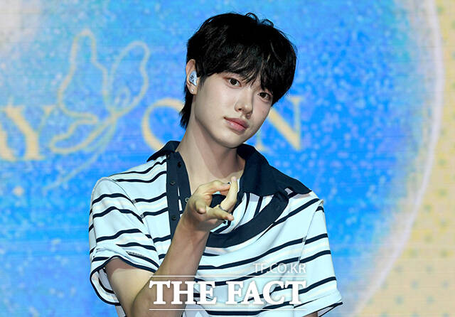 '데뷔 브이'하는 마노.