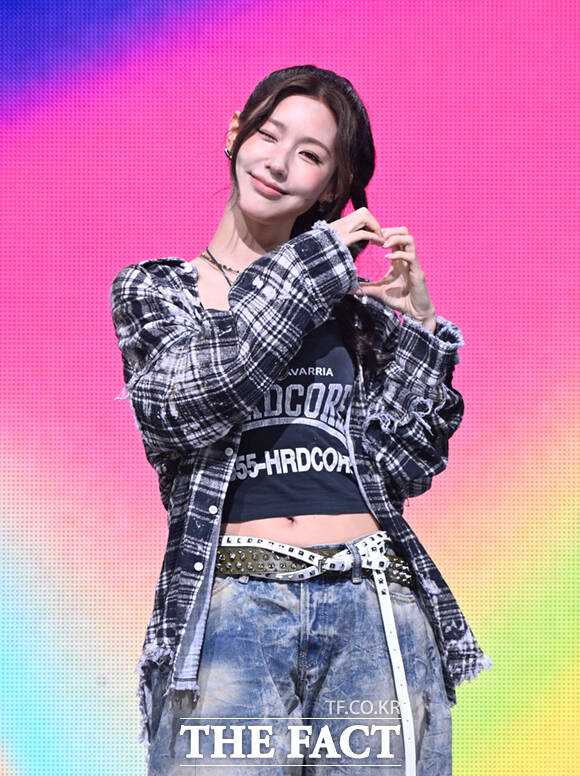 그룹 아이들 민니와 미연, 소연, 우기, 슈화(왼쪽부터)가 6일 오후 서울 광진구 예스24 라이브홀에서 열린 미니9집 '위 메이드' 쇼케이스에 참석해 포즈를 취하고 있다. /이새롬 기자