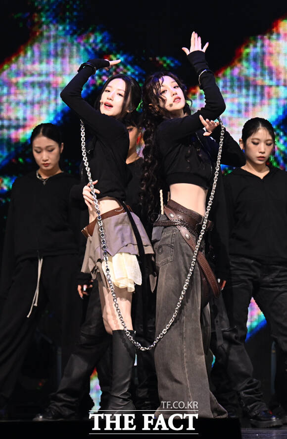 그룹 아이들 민니와 미연, 소연, 우기, 슈화(왼쪽부터)가 6일 오후 서울 광진구 예스24 라이브홀에서 열린 미니9집 '위 메이드' 쇼케이스에서 '크로우' 무대를 선보이고 있다. /이새롬 기자