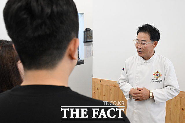 매장을 찾은 손님들에게 감사의 인사 전하는 임 셰프.
