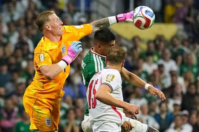 6일(한국시간) 멕시코시티에서 열린 2026 FIFA 월드컵 16강전에서 잉글랜드의 골키퍼 조던 픽퍼드가 골문 앞에서 공을 주먹으로 쳐내고 있다. /AP.뉴시스