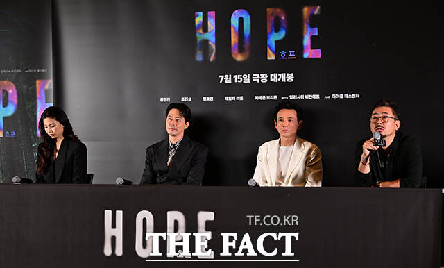 이날 영화 '호프'의 언론시사 후 나홍진 감독이 취재진의 질문을 듣고 있다.