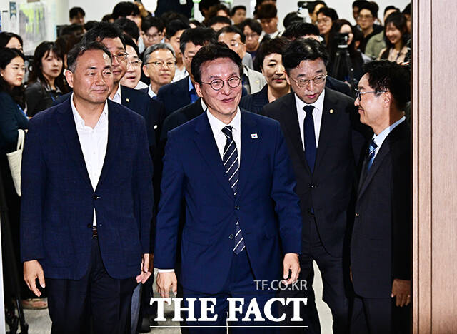 김민석 전 국무총리가 6일 오후 서울 여의도 국회 소통관에서 기자회견을 열고 더불어민주당 당대표 출마선언을 하고 있다. /국회=배정한 기자