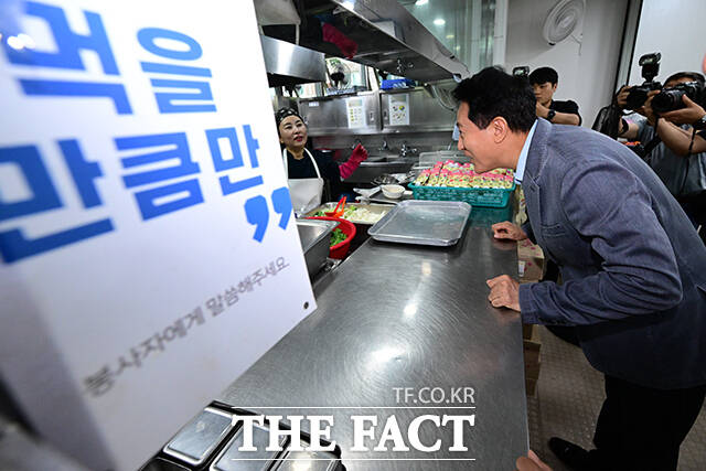운동시설과 경로식당 등 방문해 인사하는 오 시장.