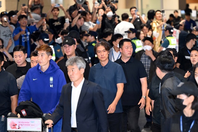 지난 6월 30일 홍명보 전 한국 축구 대표팀 감독이 인천국제공항 제2터미널을 통해 귀국하고 있는 모습. 오전 이른 시간임에도 많은 축구팬들이 입국장을 찾아 북중미 월드컵 졸전을 규탄했다. / 뉴시스