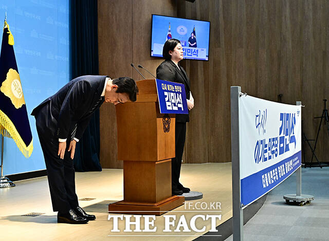 김민석 전 국무총리가 6일 오후 서울 여의도 국회 소통관에서 기자회견을 열고 더불어민주당 당대표 출마선언을 하고 있다. /국회=배정한 기자