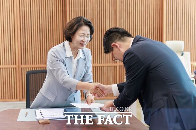 추미애 경기도지사가 취임 첫날인 1일 집무실에서 결재 1호로 K-반도체 혁신 대책에 서명한 뒤 직원과 악수하고 있다. /경기도