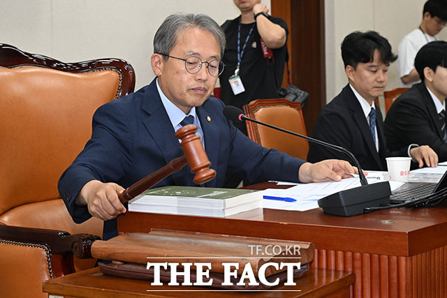 송기헌 위원장(오른쪽)이 간사로 선임된 한준호 더불어민주당 의원과 인사를 나누고 있다.
