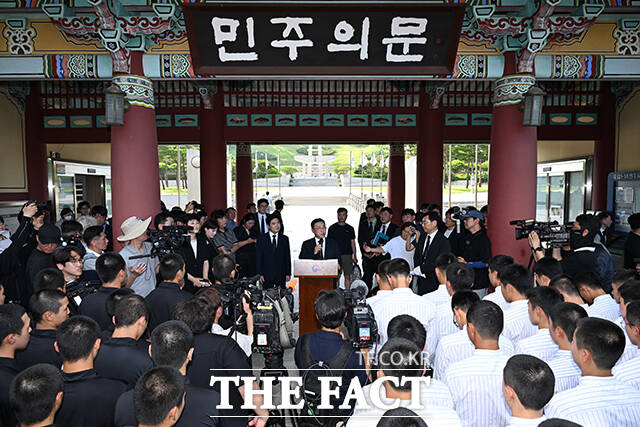 고교야구 대회 도중 상대 팀 광주제일고를 향해 '스타벅스 가야지' 응원 구호를 외쳐 논란을 빚은 배재고등학교 야구부가 6일 오후 광주제일고 야구부와 함께 전남광주 북구 국립5.18민주묘지를 찾아 참배를 위해 이동하고 있다. /전남광주=박헌우 기자