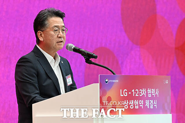 기념촬영 하는 류재철 LG전자 사장과 주병기 공정거래위원장, 하범종 LG 사장(왼쪽부터).