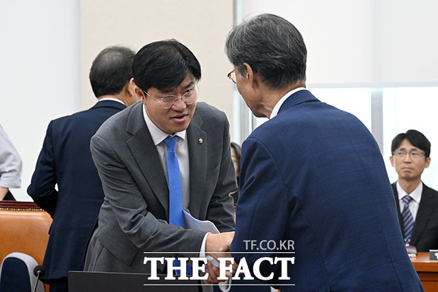 여당 간사로 선임된 박상혁 더불어민주당 의원(왼쪽)이 유동수 위원장과 인사를 나누고 있다.