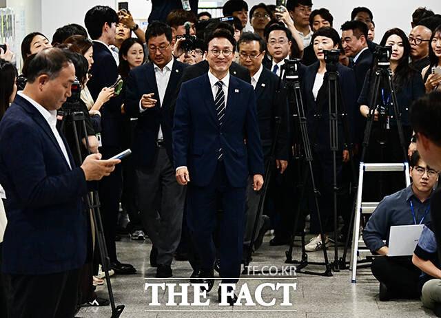 김민석 전 국무총리가 6일 오후 서울 여의도 국회 소통관에서 기자회견을 열고 더불어민주당 당대표 출마선언을 하고 있다. /국회=배정한 기자