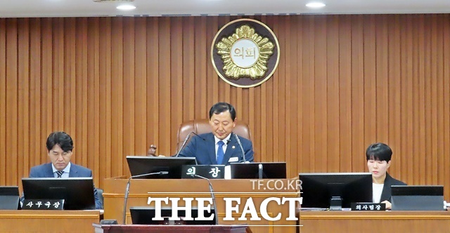 논산시의회가 6일 논산시의회 본회의장에서 제272회 임시회를 열고 전반기 의장단을 선출한 가운데 이건창 의장이 회의를 주재하고 있다. /김형중 기자