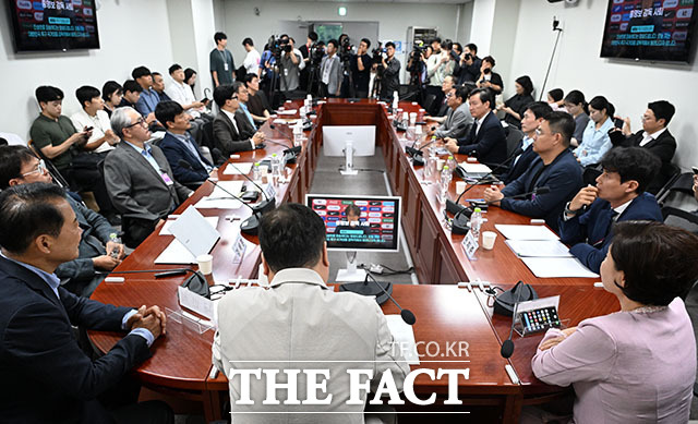 정연욱 국민의힘 의원(가운데)과 한동훈 무소속 의원을 비롯한 참석자들이 6일 오후 서울 여의도 국회 의원회관에서 열린 ‘월드컵 이후, 한국 축구 살리는 골든 타임: 한국 축구 긴급 토론회’에 참석해 기념 촬영을 하고 있다. /국회=서예원 기자