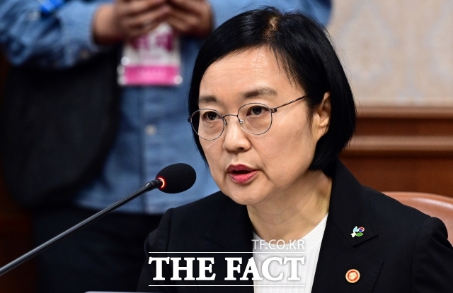 한성숙 국무총리는 6일 이재명 대통령과의 첫 주례보고 회동에서 △AI 대전환 △규제합리화 △창업 르네상스 △청년정책 내실화 등 4대 역점 어젠다에 대해 보고했다. /임영무 기자