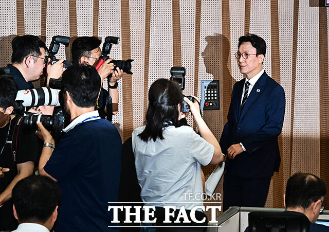 김민석 전 국무총리가 6일 오후 서울 여의도 국회 소통관에서 기자회견을 열고 더불어민주당 당대표 출마선언을 하고 있다. /국회=배정한 기자