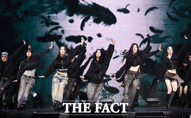 그룹 아이들 민니와 미연, 소연, 우기, 슈화(왼쪽부터)가 6일 오후 서울 광진구 예스24 라이브홀에서 열린 미니9집 '위 메이드' 쇼케이스에서 '크로우' 무대를 선보이고 있다. /이새롬 기자