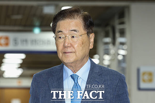 사드(THAAD·고고도미사일방어체계) 기밀 유출 혐의 등을 받는 정의용 전 국가안보실장, 정경두 전 국방부 장관(왼쪽부터)이 6일 오전 서울 서초구 서울중앙지방법원에서 열린 공판에 출석하고 있다. /박상민 기자
