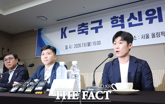 박지성 국제축구연맹(FIFA) 분과위원회 위원(오른쪽)이 6일 오후 서울 송파구 서울올림픽파크텔 베를린홀에서 열린 'K-축구 혁신위원회 출범식'에 참석해 모두발언을 하고 있다. /송호영 기자