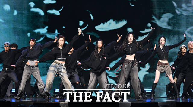 그룹 아이들 민니와 미연, 소연, 우기, 슈화(왼쪽부터)가 6일 오후 서울 광진구 예스24 라이브홀에서 열린 미니9집 '위 메이드' 쇼케이스에서 '크로우' 무대를 선보이고 있다. /이새롬 기자