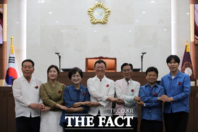 서천군의회 의원들이 6일 열린 개원식을 마치고 기념 촬영을 하고 있다. 왼쪽부터 노성철·송혜연·최애순·박노찬·강신두·조성훈·김재민 의원. /노경완 기자
