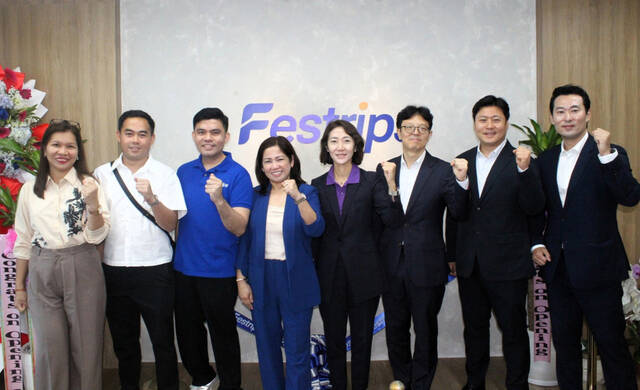지난 3일 필리핀 마닐라에서 진행된 페스트립 오픈식에서 하나투어 송미선 대표(오른쪽에서 네 번째)가 아보엑스 카렌 S. 산토스 대표(왼쪽에서 네 번째) 및 양사 관계자들과 함께 사진 촬영을 하고 있다. /하나투어