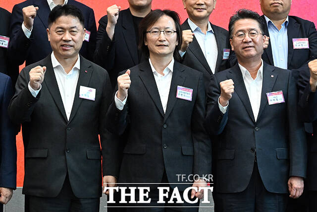기념촬영 하는 류재철 LG전자 사장과 주병기 공정거래위원장, 하범종 LG 사장(왼쪽부터).