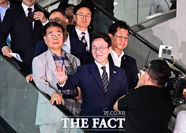 김민석 전 국무총리가 6일 오후 서울 여의도 국회 소통관에서 기자회견을 열고 더불어민주당 당대표 출마선언을 하고 있다. /국회=배정한 기자