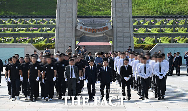 고교야구 대회 도중 상대 팀 광주제일고를 향해 '스타벅스 가야지' 응원 구호를 외쳐 논란을 빚은 배재고등학교 야구부가 6일 오후 광주제일고 야구부와 함께 전남광주 북구 국립5.18민주묘지를 찾아 참배를 위해 이동하고 있다. /전남광주=박헌우 기자