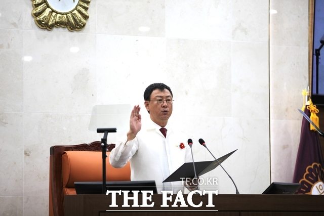 박노찬 서천군의회 의장이 6일 열린 개원식에서 선서문을 낭독하고 있다. /노경완 기자