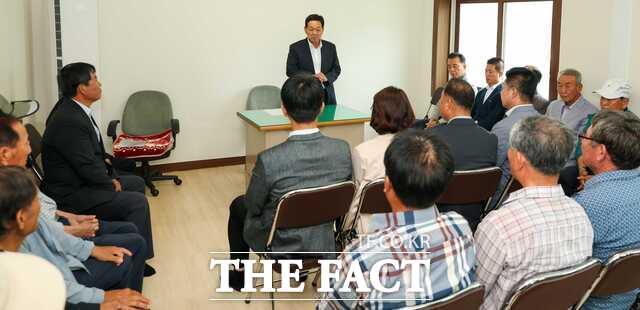 전화식 성주군수가 6일 대한노인회 성주읍분회 경로당을 찾아 어르신들과 인사를 나누며 안부를 살피고 생활 속 애로사항을 경청하고 있다. /성주군