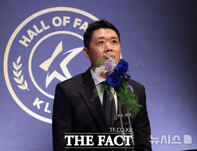 현영민 KFA 전력강화위원장이 지난해 9월 제2회 K리그 명예의 전당 헌액식에서 선수 부문 김병지 추천사를 하고 있다. /뉴시스