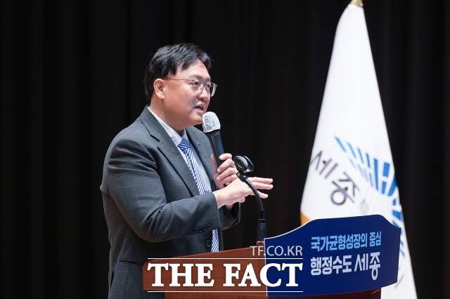 조상호 시장이 6일 시청 여민실에서 열린 직원 소통의 날 행사에서 인사말을 하고 있다. /세종시