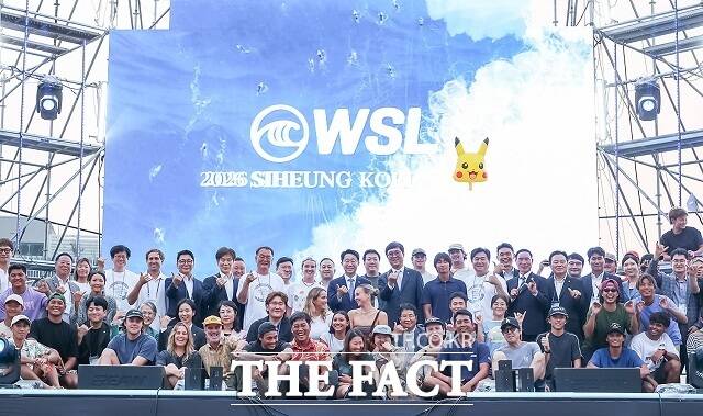 지난 3~5일 거북섬 웨이브파크 광장에서 열린 2026 WSL 시흥 코리아 오픈 국제서핑대회 개회식에 참가자 및 관계자들이 기념 촬영을 하고 있다. /시흥시