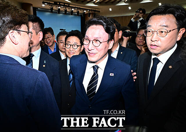 김민석 전 국무총리가 6일 오후 서울 여의도 국회 소통관에서 기자회견을 열고 더불어민주당 당대표 출마선언을 한 뒤 이동하고 있다. /배정한 기자