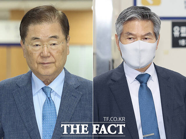 사드(THAAD·고고도미사일방어체계) 기밀 유출 혐의 등을 받는 정의용 전 국가안보실장, 정경두 전 국방부 장관(왼쪽부터)이 6일 오전 서울 서초구 서울중앙지방법원에서 열린 공판에 출석하고 있다. /박상민 기자