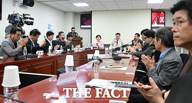 정연욱 국민의힘 의원(가운데)과 한동훈 무소속 의원을 비롯한 참석자들이 6일 오후 서울 여의도 국회 의원회관에서 열린 ‘월드컵 이후, 한국 축구 살리는 골든 타임: 한국 축구 긴급 토론회’에 참석해 기념 촬영을 하고 있다. /국회=서예원 기자
