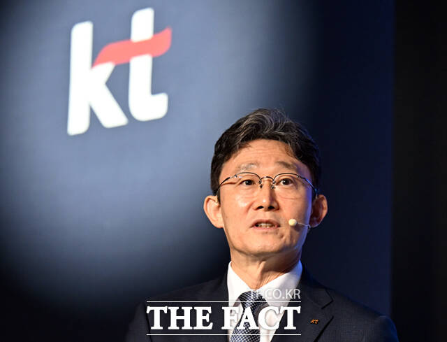 박윤영 KT대표가 6일 서울 광진구 풀만 앰배서더 서울 이스트폴 호텔에서 취임 첫 기자간담회를 열고 'AX 플랫폼 컴퍼니' 도약을 위한 핵심 전략을 발표하고 있다. /이새롬 기자