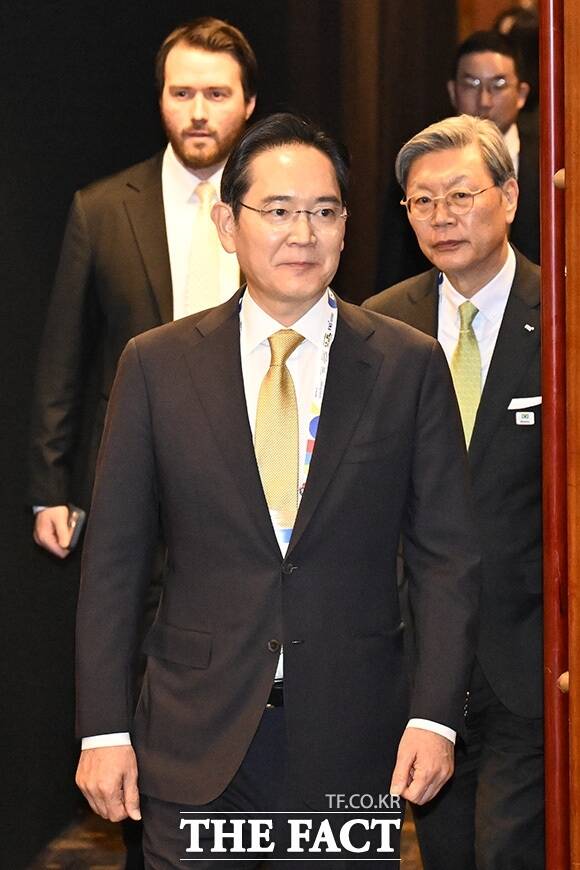 이재용 삼성전자 회장이 지난 2월 서울 중구 롯데호텔서울 크리스탈볼룸에서 열린 '한·브라질 비즈니스 포럼' 행사장에 들어서고 있다. /송호영 기자