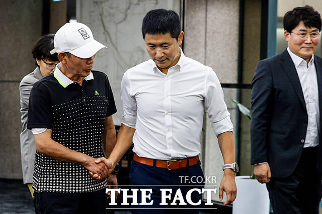 회의장에 입장하는 이영표 해설위원.