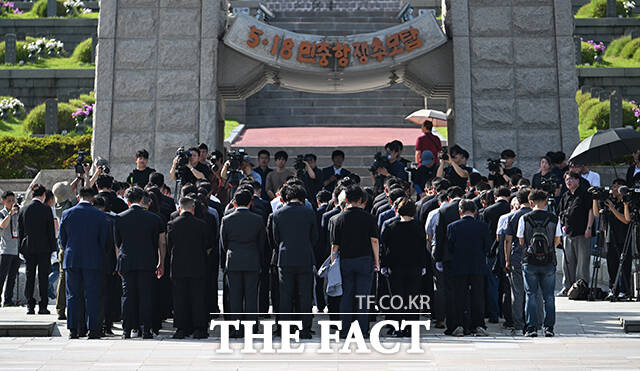 고교야구 대회 도중 상대 팀 광주제일고를 향해 '스타벅스 가야지' 응원 구호를 외쳐 논란을 빚은 배재고등학교 야구부가 6일 오후 광주제일고 야구부와 함께 전남광주 북구 국립5.18민주묘지를 찾아 참배를 위해 이동하고 있다. /전남광주=박헌우 기자