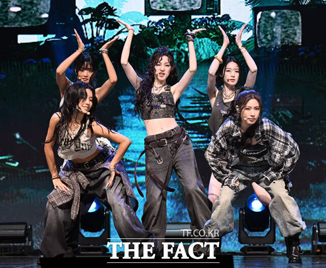 그룹 아이들 슈화와 우기, 민니, 소연, 미연(왼쪽부터)이 6일 오후 서울 광진구 예스24 라이브홀에서 열린 미니9집 '위 메이드' 쇼케이스에서 타이틀곡 '김미 댓 러브' 무대를 선보이고 있다. /이새롬 기자