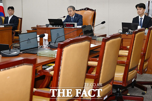 송기헌 위원장(오른쪽)이 간사로 선임된 한준호 더불어민주당 의원과 인사를 나누고 있다.