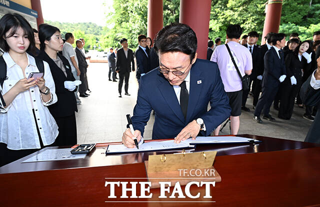 김민석 전 국무총리(가운데)가 6일 오전 전남광주 북구 국립 5·18 민주묘지에서 참배하고 있다. /전남광주=박헌우 기자
