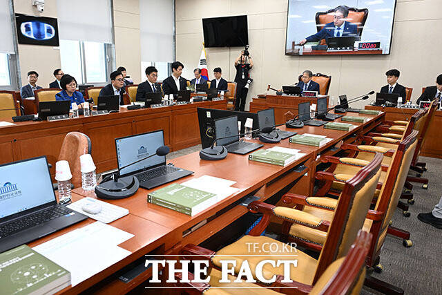 송기헌 위원장이 6일 오전 서울 여의도 국회에서 열린 과학기술정보방송통신위원회 제1차 전체회의에서 의사봉을 두드리고 있다. /국회=서예원 기자